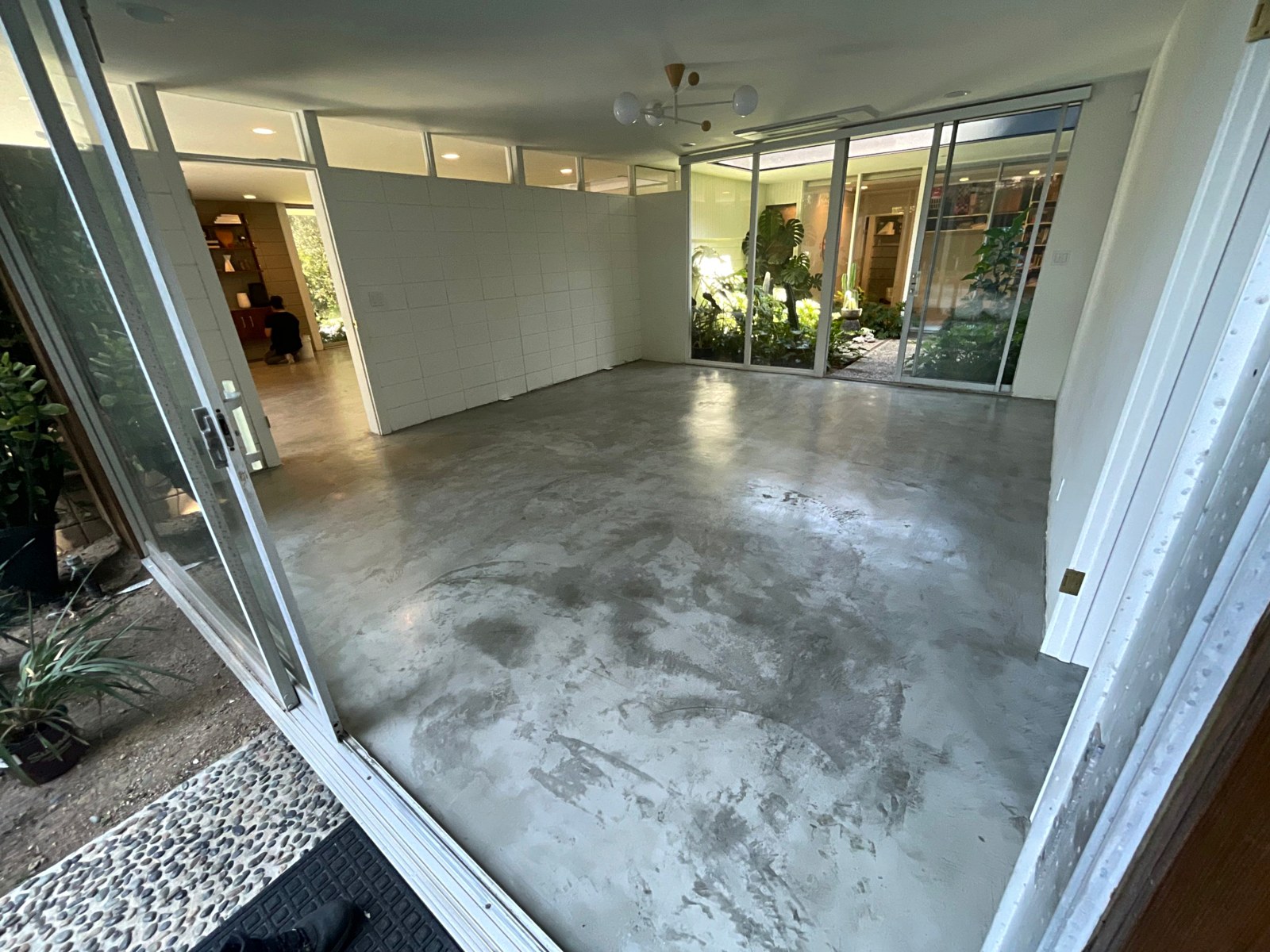 Atrium with seamless microcement floor