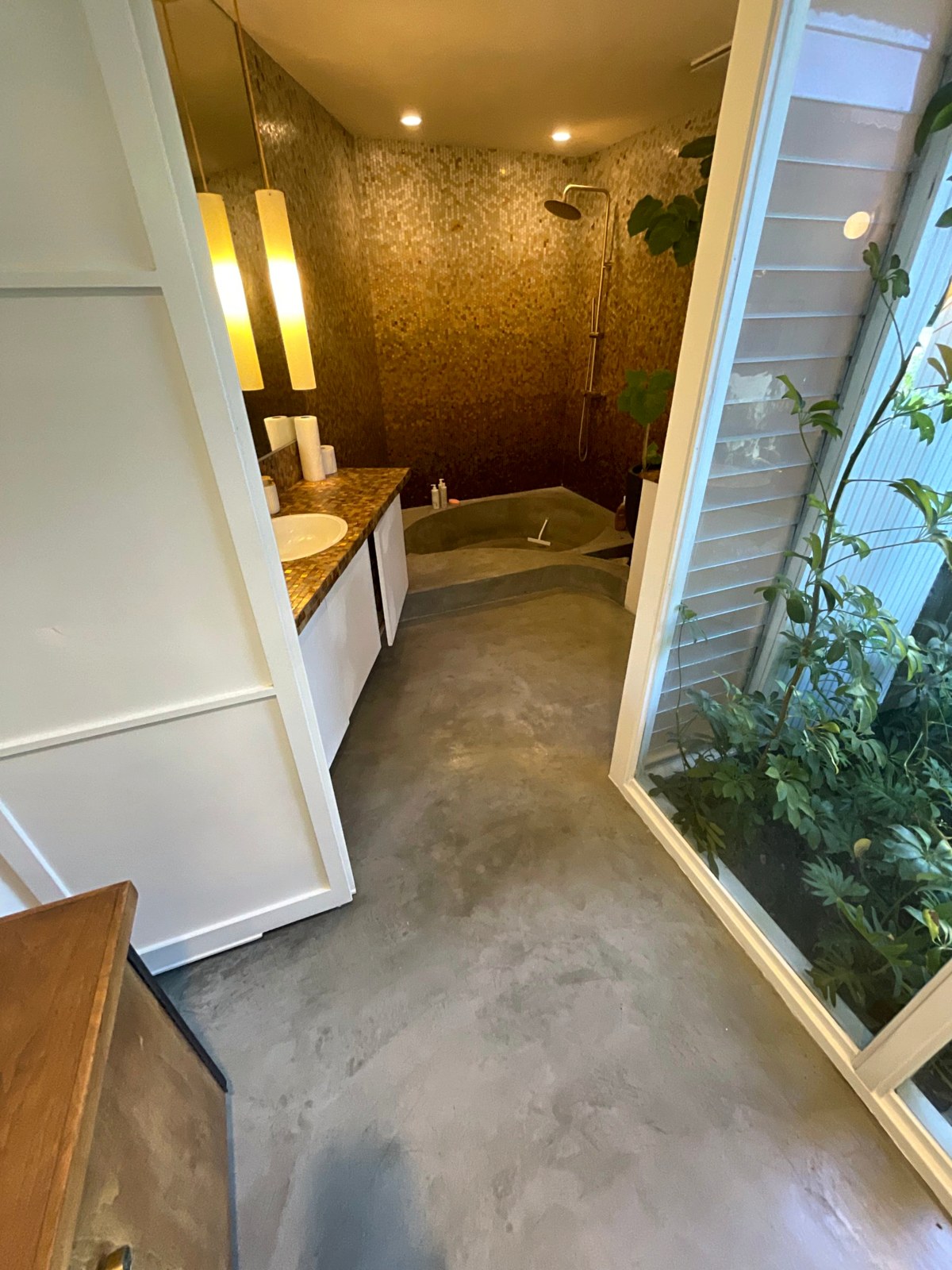 Microcement wet room around a freestanding tub