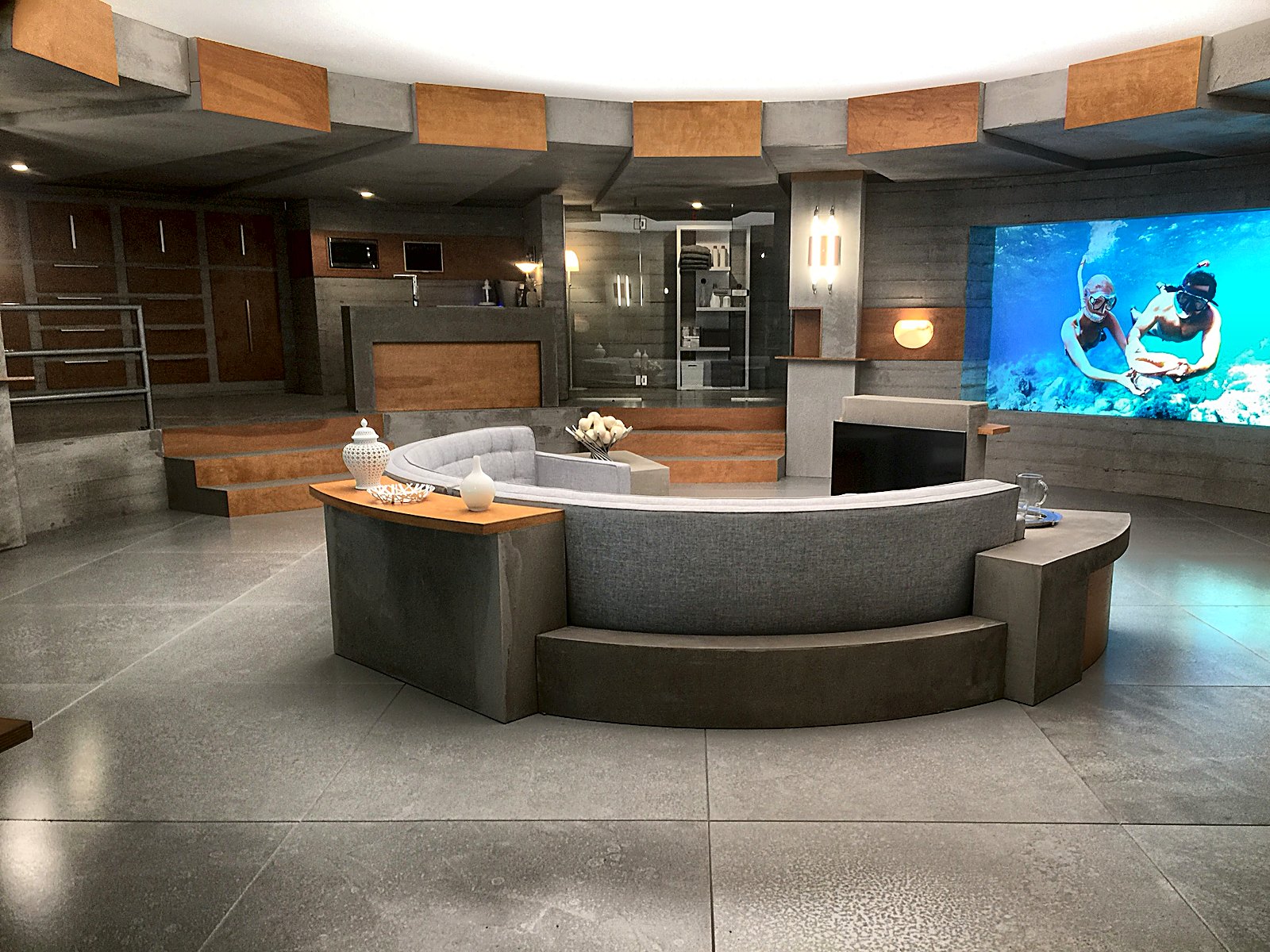Lounge with board-form concrete walls